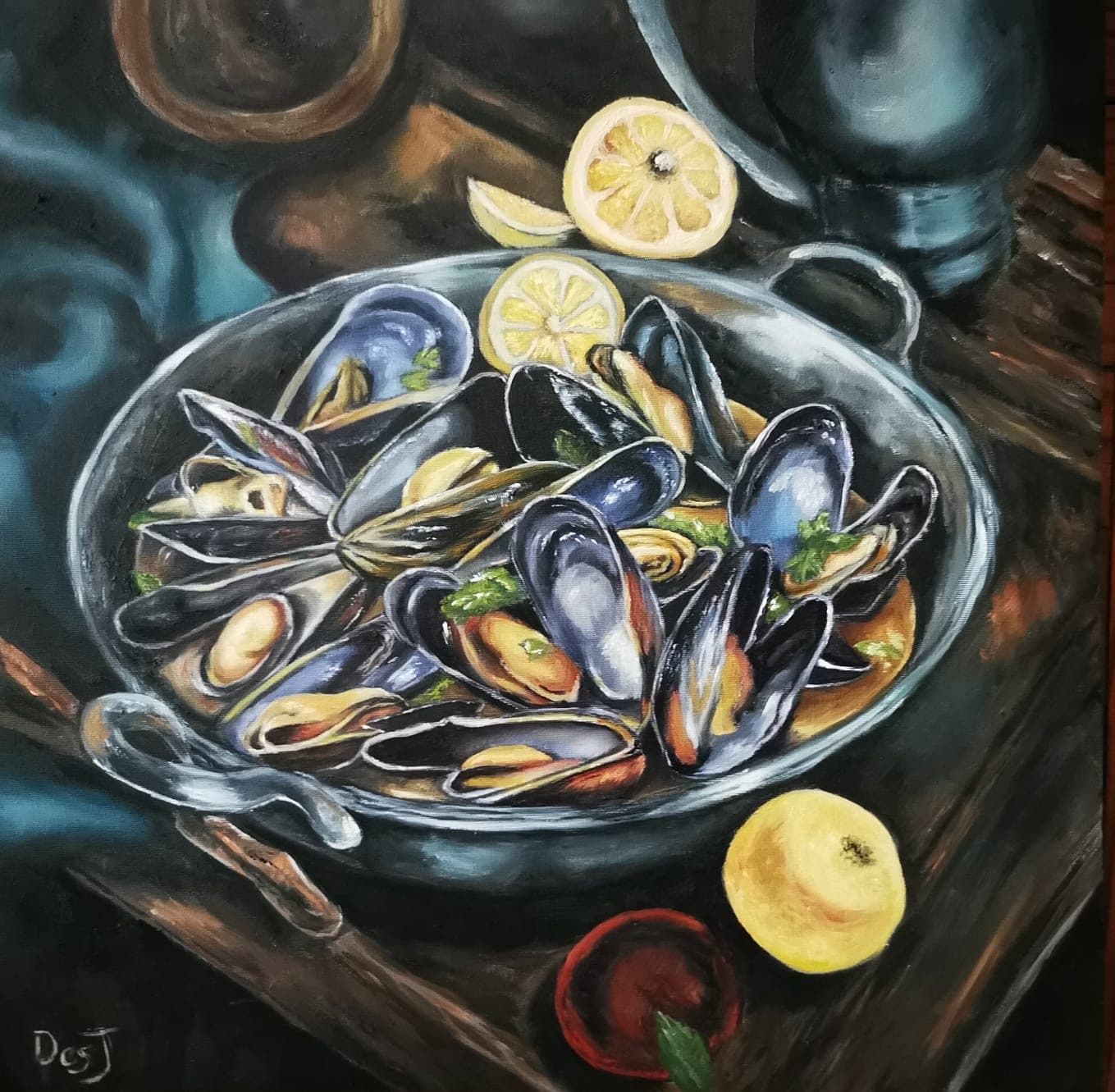 Mussels in pan with lemons